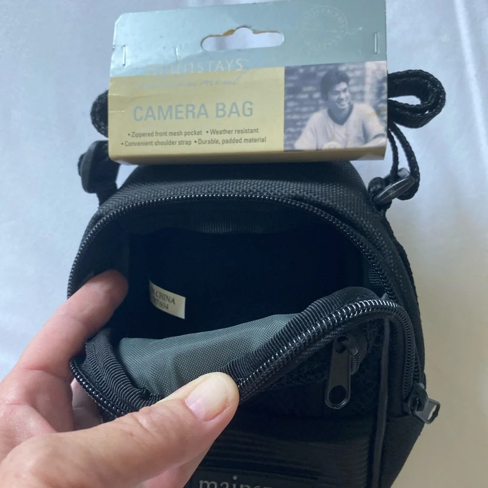 Mainstays Padded Camera Bag with 3 Zippered Compartments and Shoulder Strap. NWT